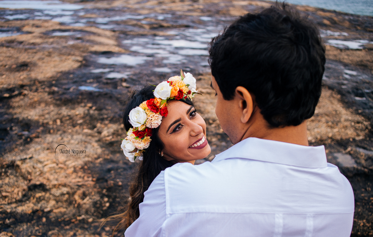 noiva olhando apaixonada para o seu futuro marido