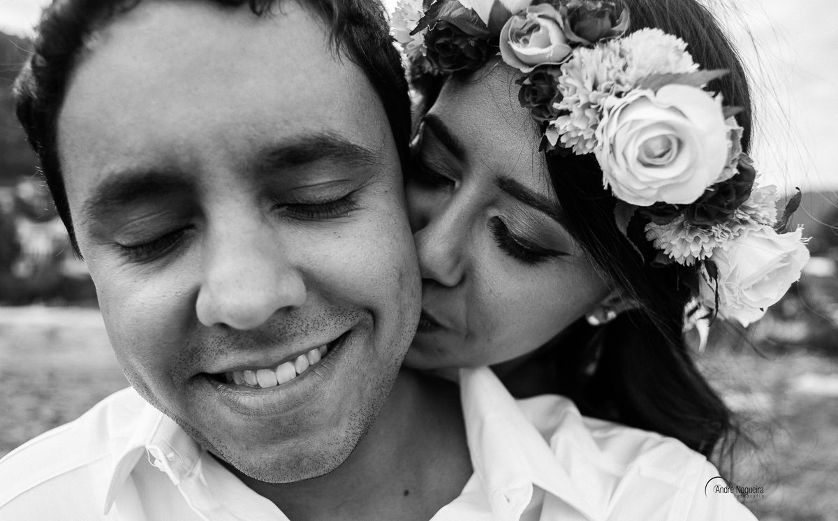 aquele beijo gostoso dado pela noiva no pescoço do noivo