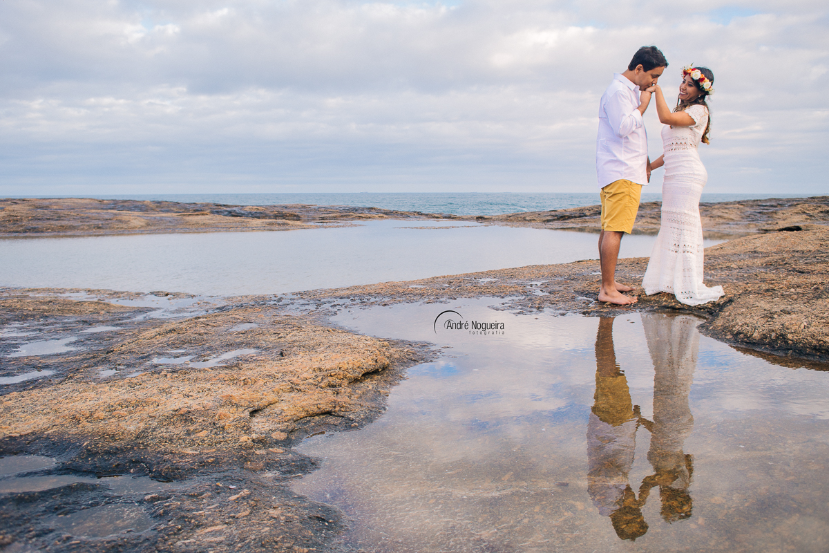 noivo dando um beijo lindo e suave na mão de sua linda noiva