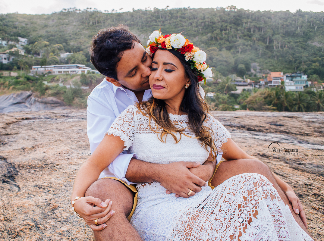 noivo abraçando sua bela noiva sentados na pedra de itacoatiara