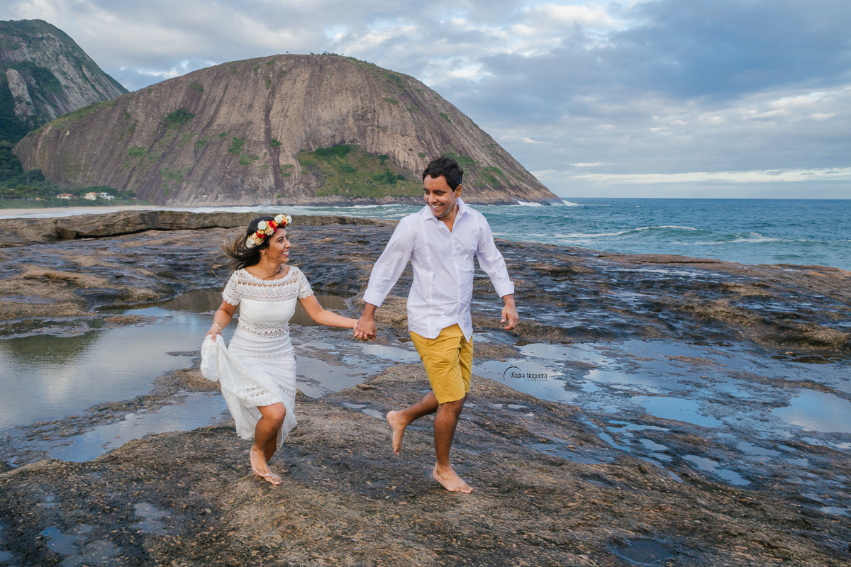 correndo de mãos dadas na pedra da praia de itacoatiara