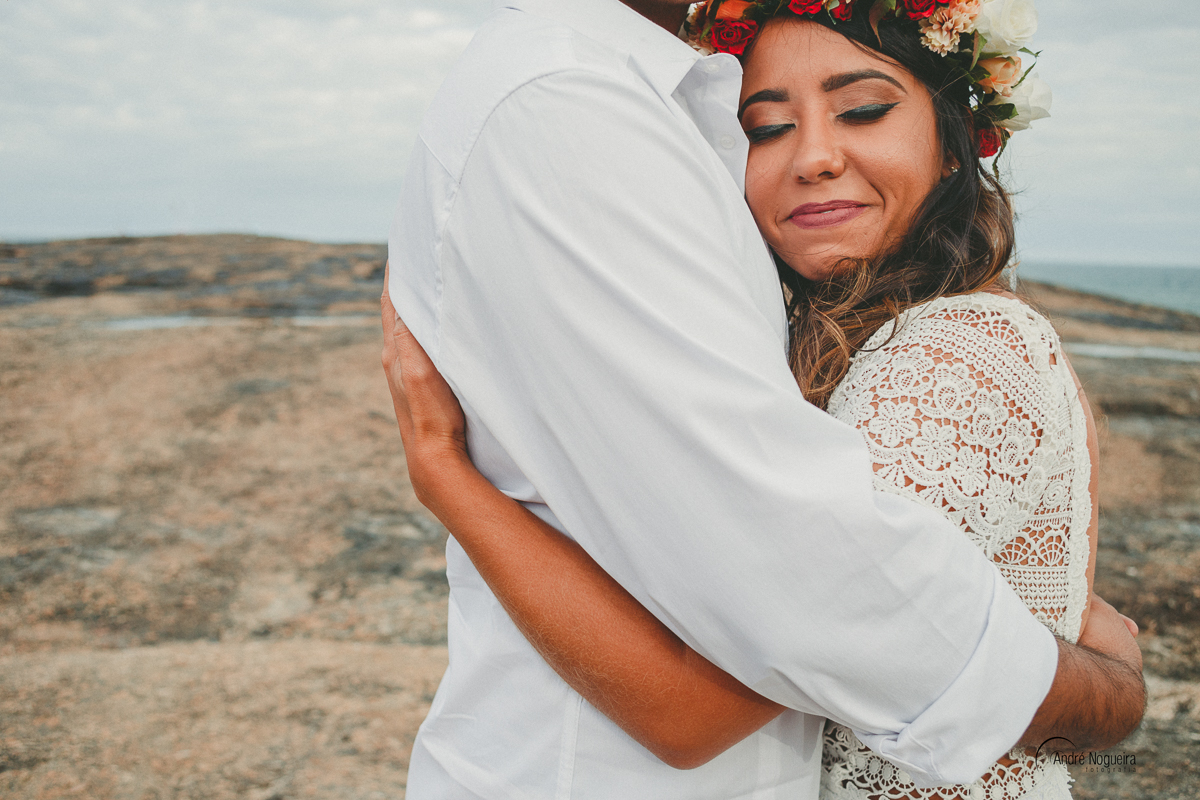 noiva abraçada com o rosto nos peito do noivo