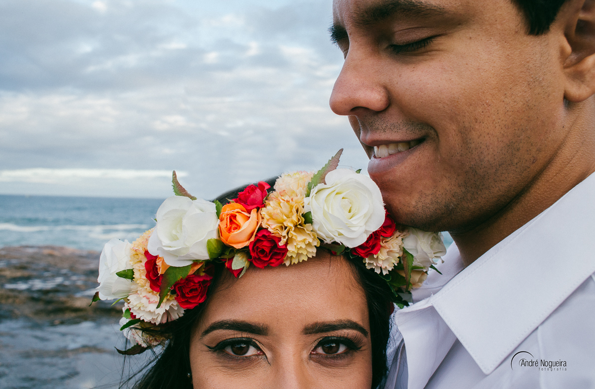 noivo de olhos fechados e a noite alegre e sorridente