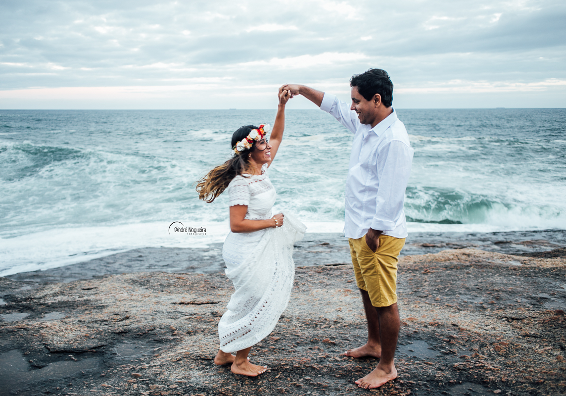 noivo girando a noiva pelas mãos