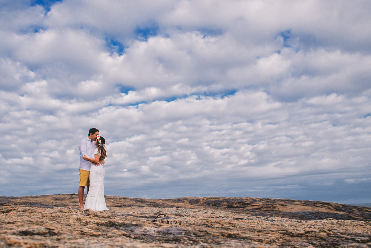 casal se abraçando diante de um lindo céu azul de itacoatiara