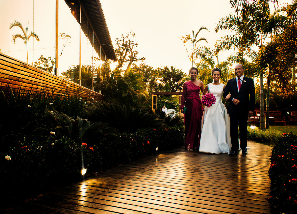 entrada da noiva espaço jardins casamento no salão vale dos sonhos