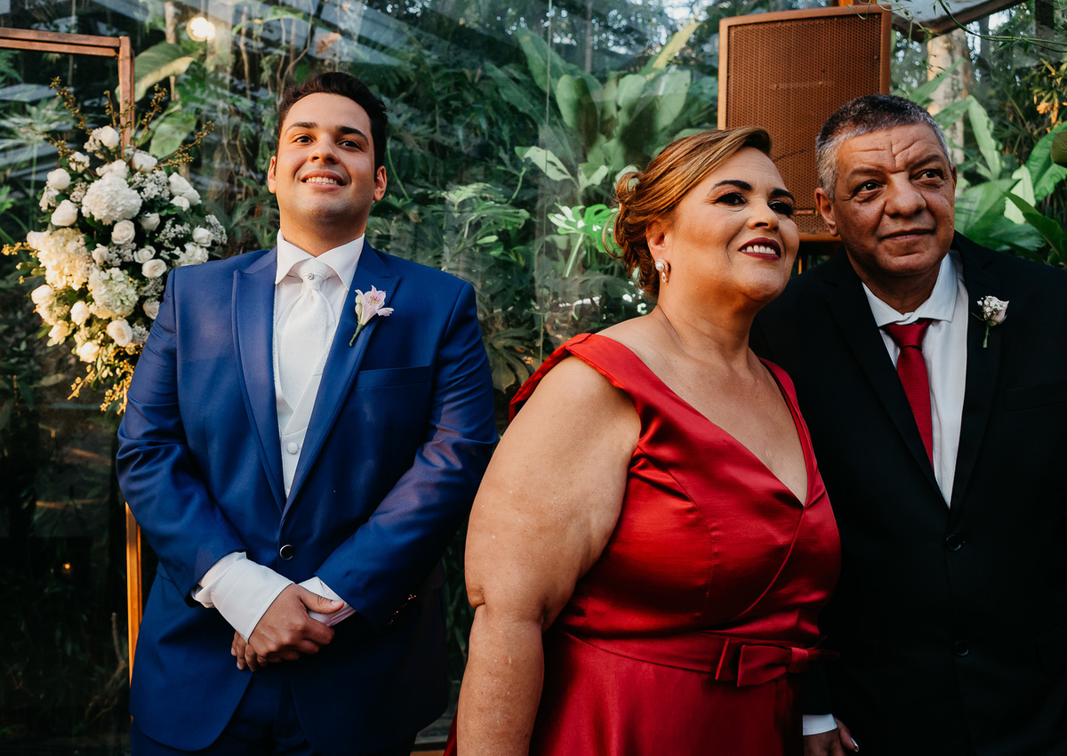 noivo olhando a entrada da noiva no espaço jardins do salão vale dos sonhos