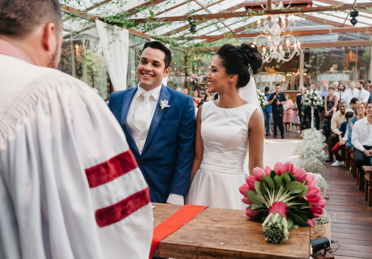 noivos felizes cerimonia  de casamento dia espaço jardins salão vale dos sonhos