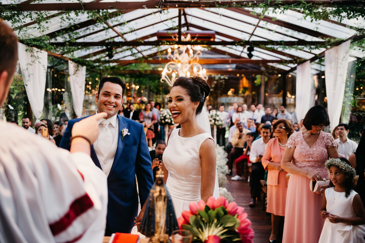 casamento de dia vale dos sonhos noivos sorridentes espaço jardins do salão vale dos sonhos