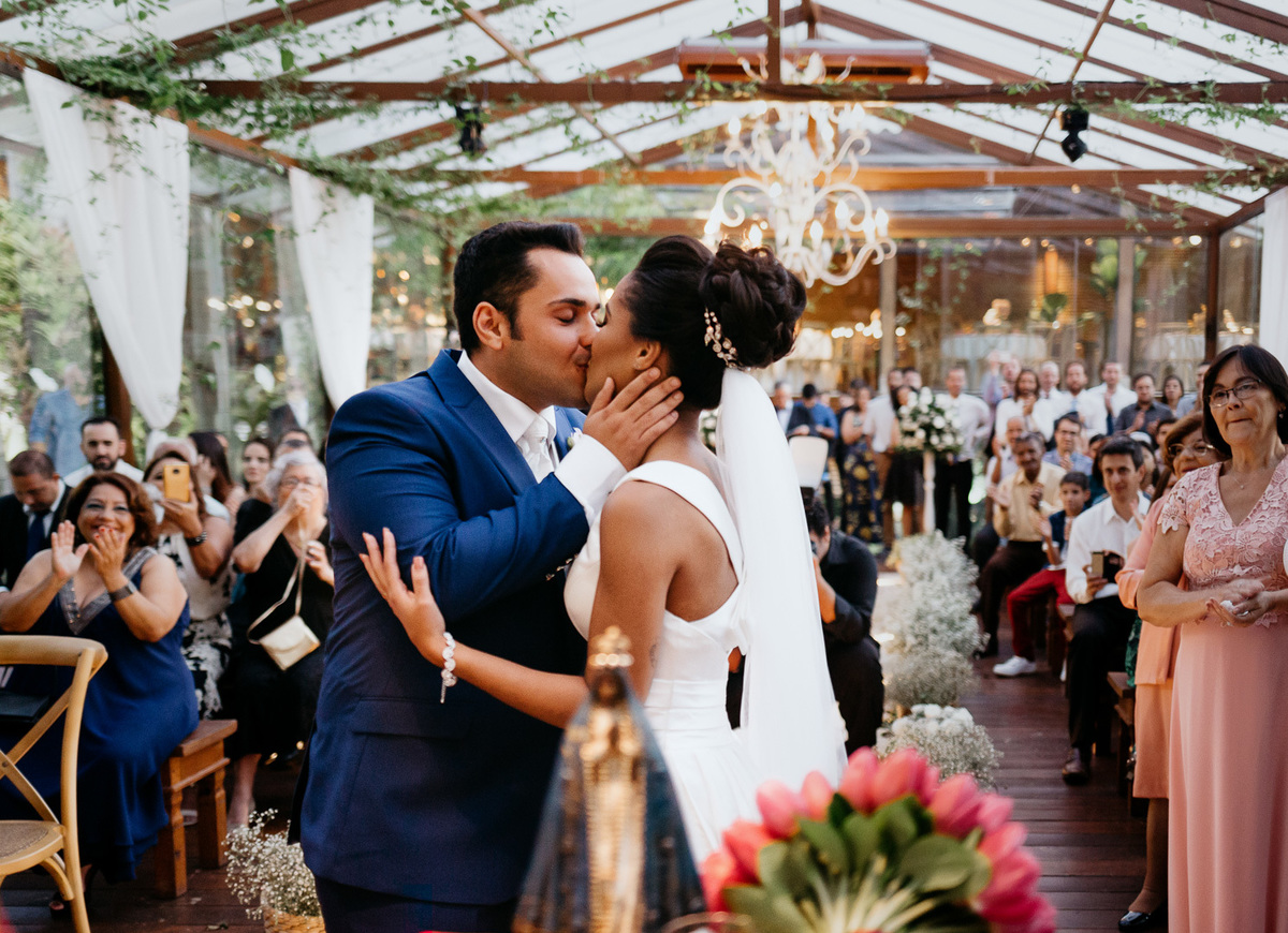 casamento no vale dos sonhos beijo dos noivos no espaço jardins do vale dos sonhos
