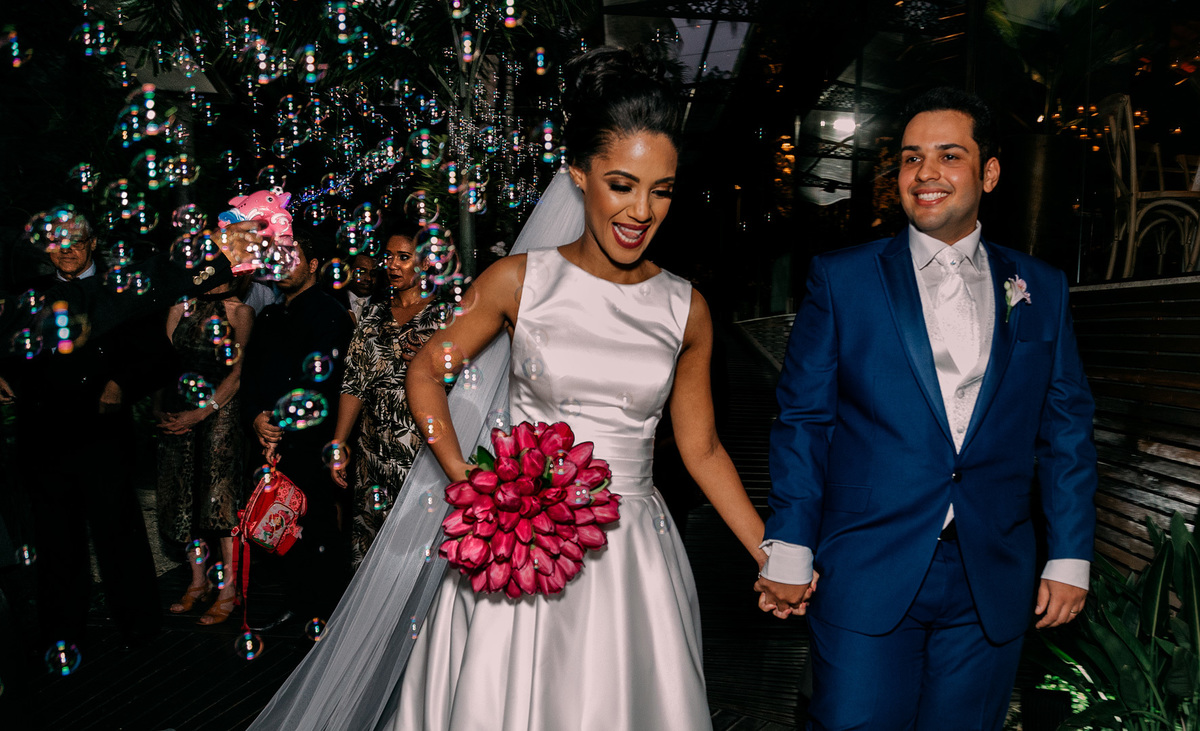 saida do noivo com bolas de sabão no vale dos sonhos fotografia de casamento rj