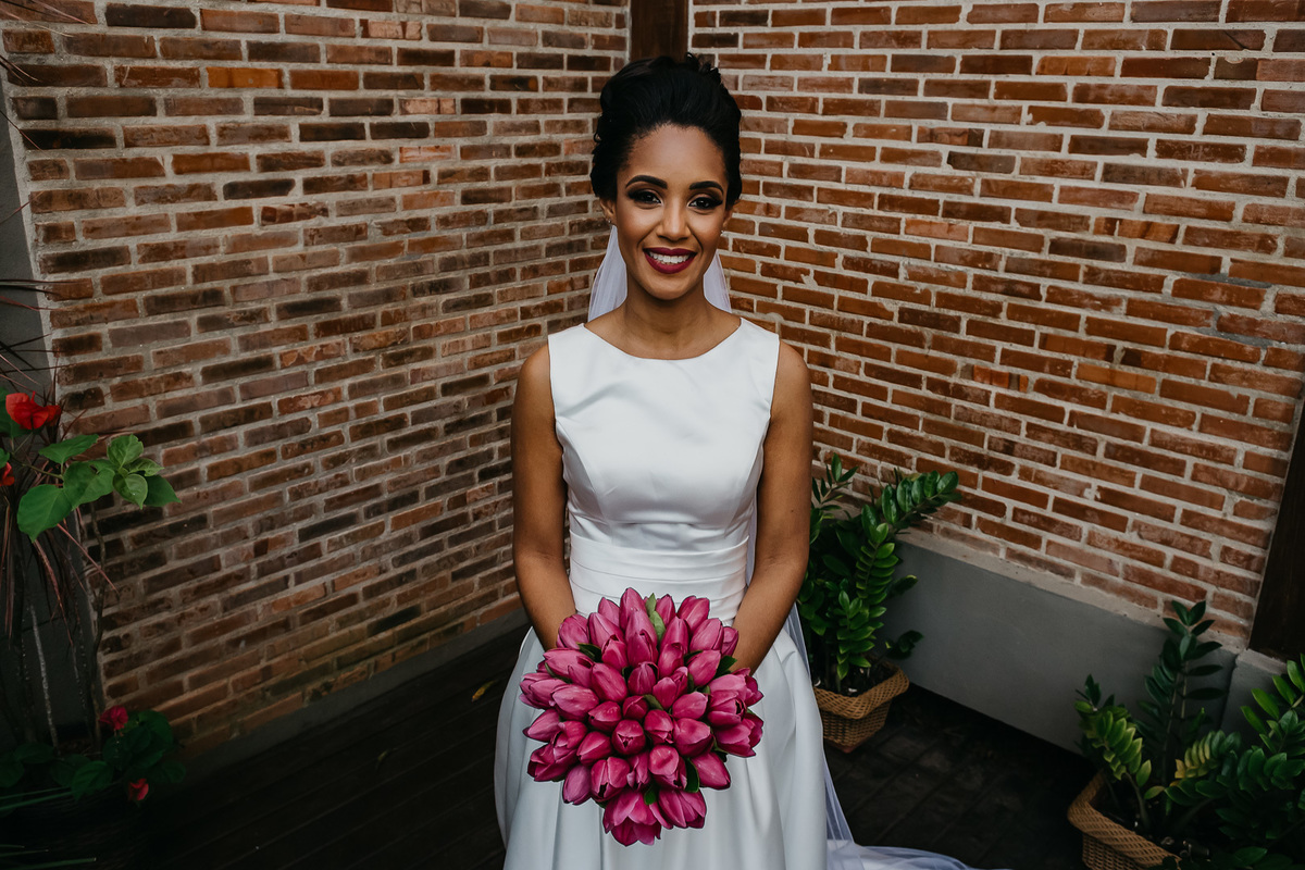 noiva segura bouquet de flores no espaço jardins do vale dos sonhos casamento rj