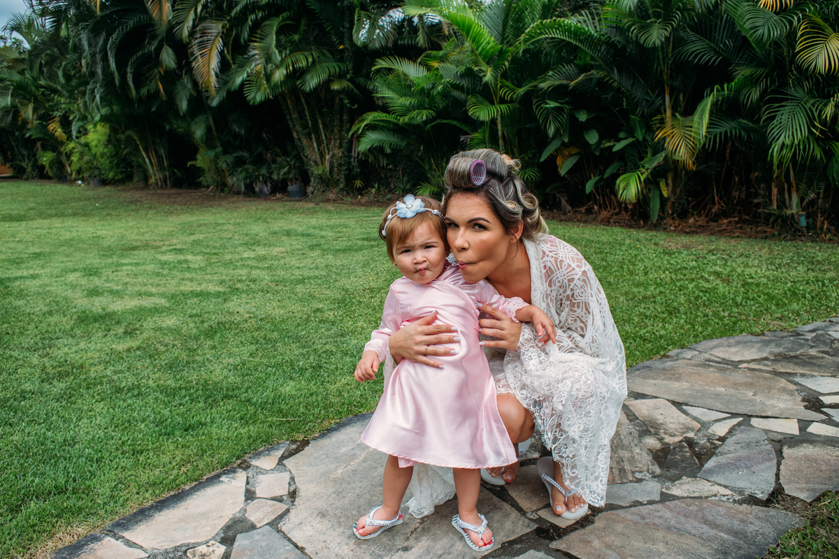 noiva e sua filha no jardim da chacara do engenho do mato casamento de dia rj