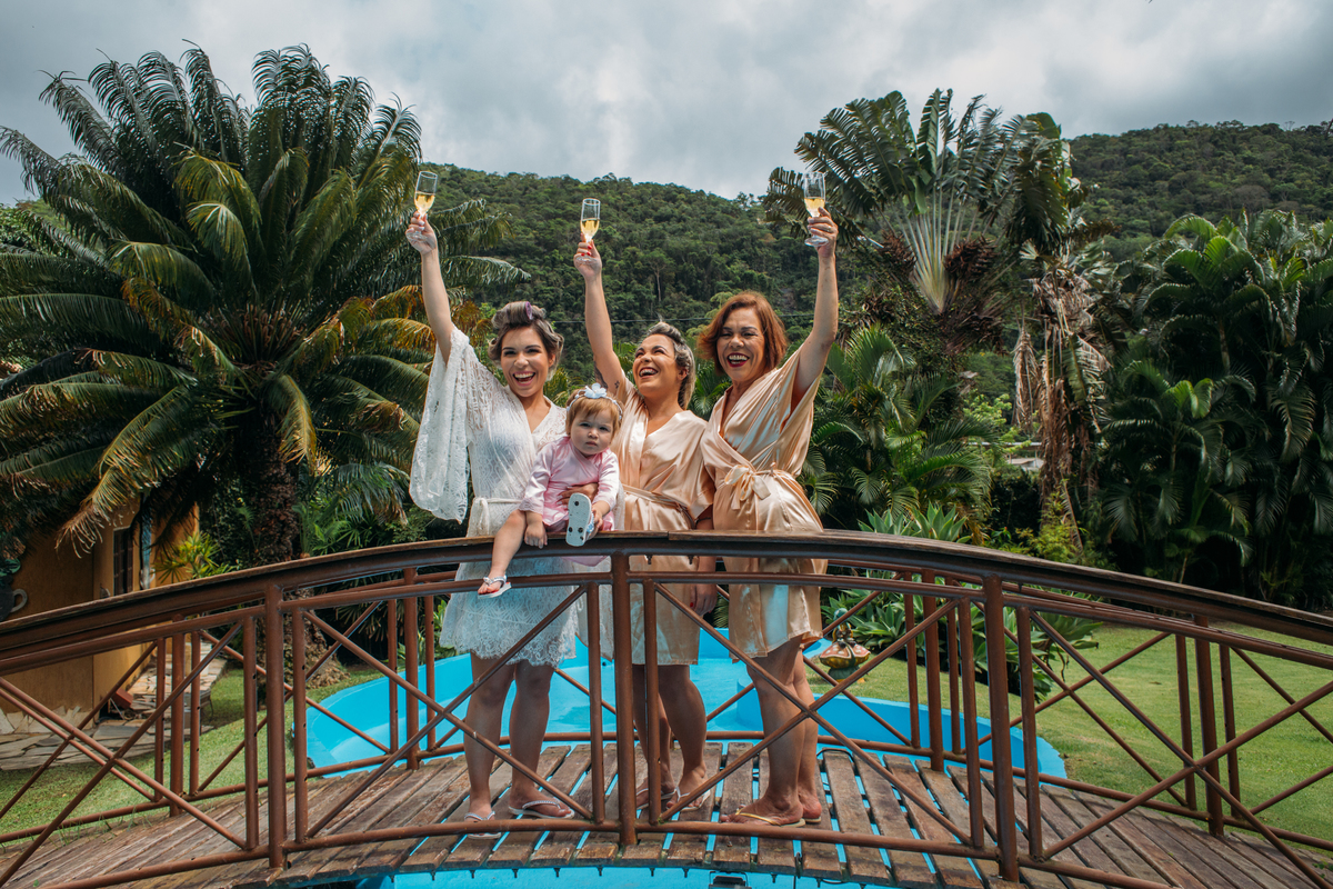 noiva brindando no jardim da chacara do engenho do mato com sua mãe e irma antes do casamento rj
