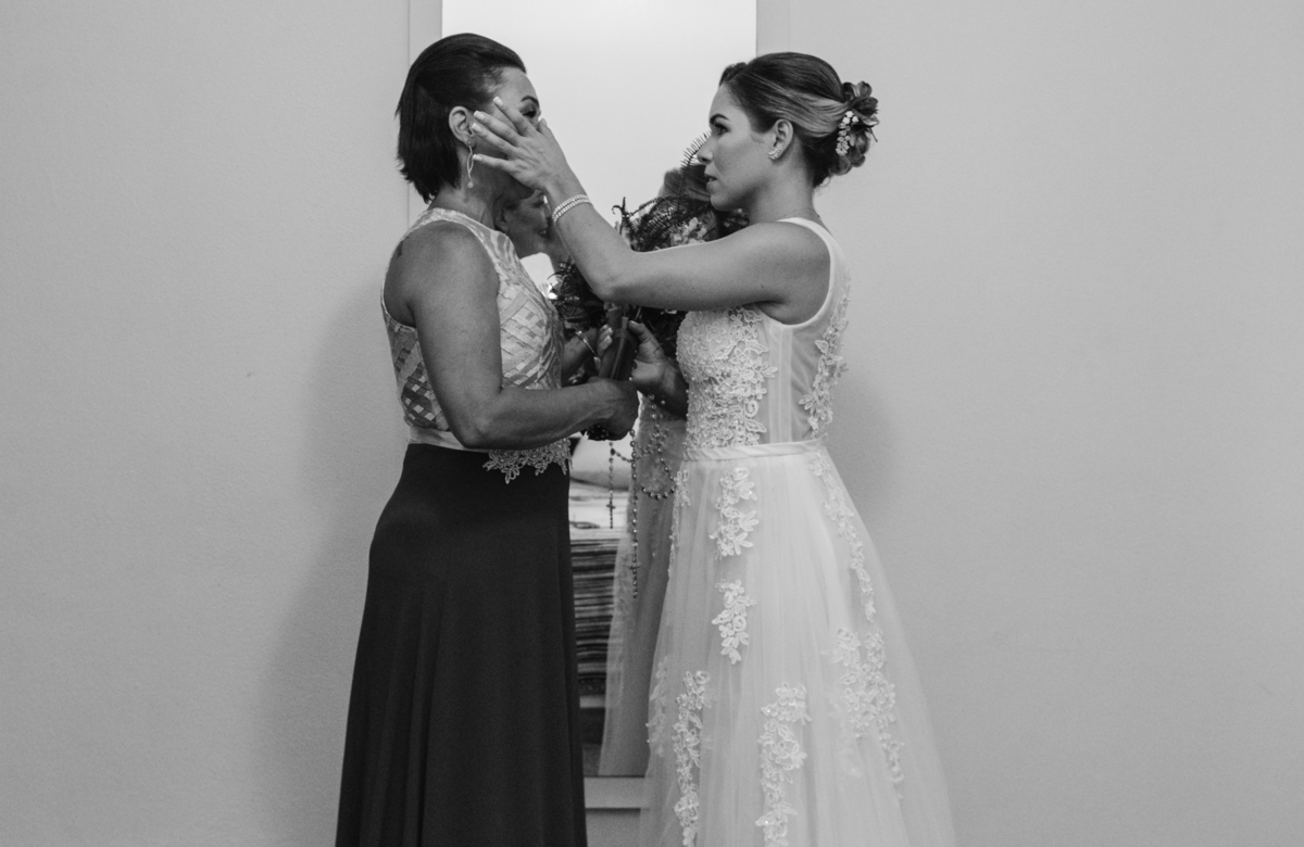 noiva abraça sua mae da noiva no making of que rola na chacara do engenhoi do mato casamento de dia