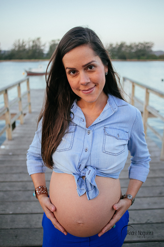 fotografo de gestante rj, mamãe posando na ponte da praia de cabo frio, ilha do japones, com a sua linda barriga de gestante., fotografada por andre nogueira fotografia