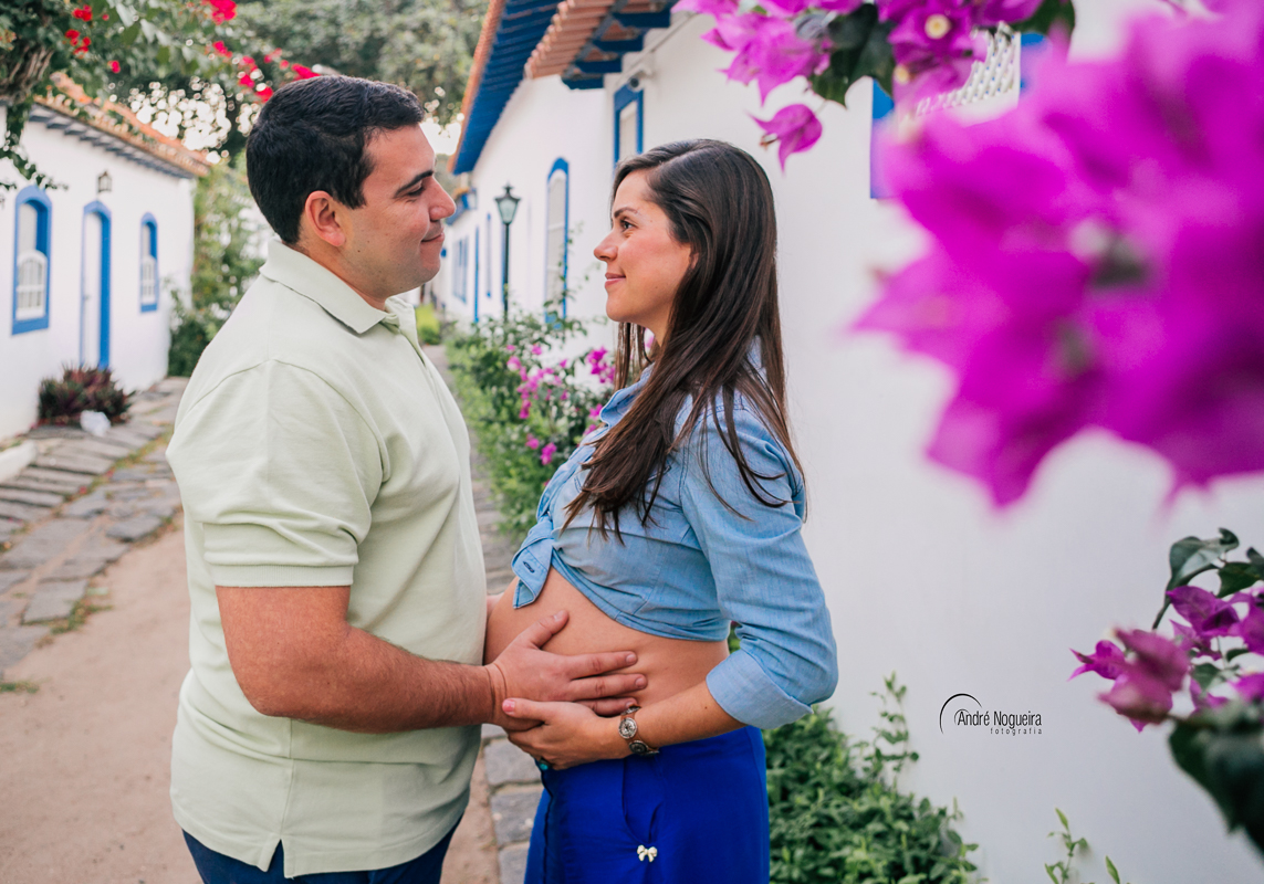 troca de olhares apaixonados e joão pedro sentindo o amor do papai na barriga, através das mãos do papai