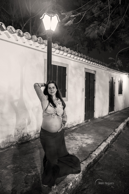 posando no poste da rua de pedra