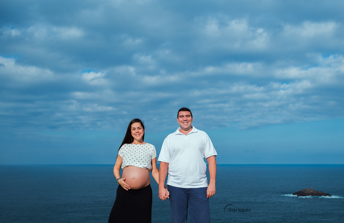 de mãos dadas com um lindo céu e mar azul