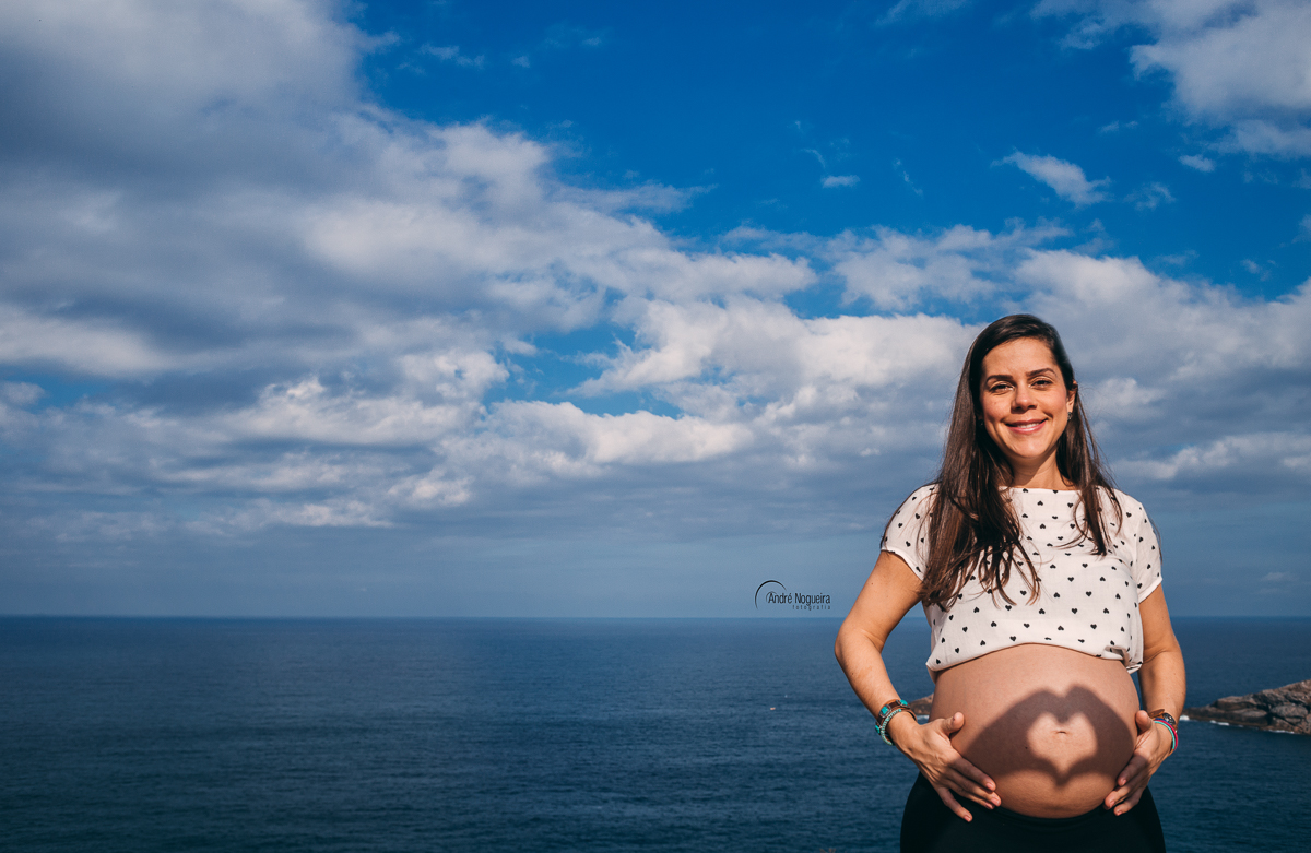 fazendo coração na barriga da mamãe grávida, com a sombra das mãos