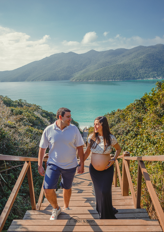 caminhando na escadaria da praia do forno