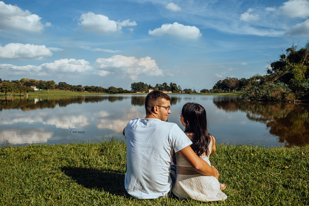 sentados na beira de um lago e admirando como é bela a natureza