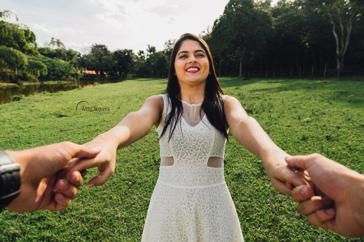 rodando pelo jardim de mãos dadas