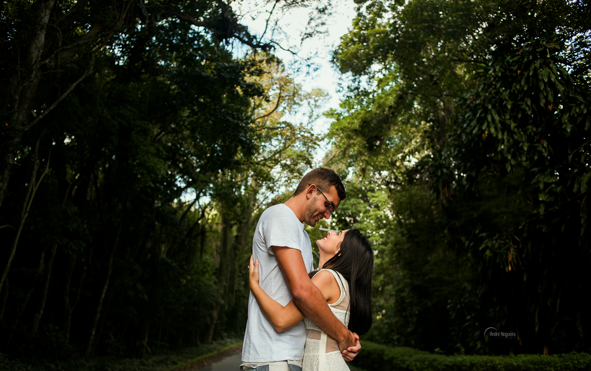 abraçados e olhando um para o outro apaixonados