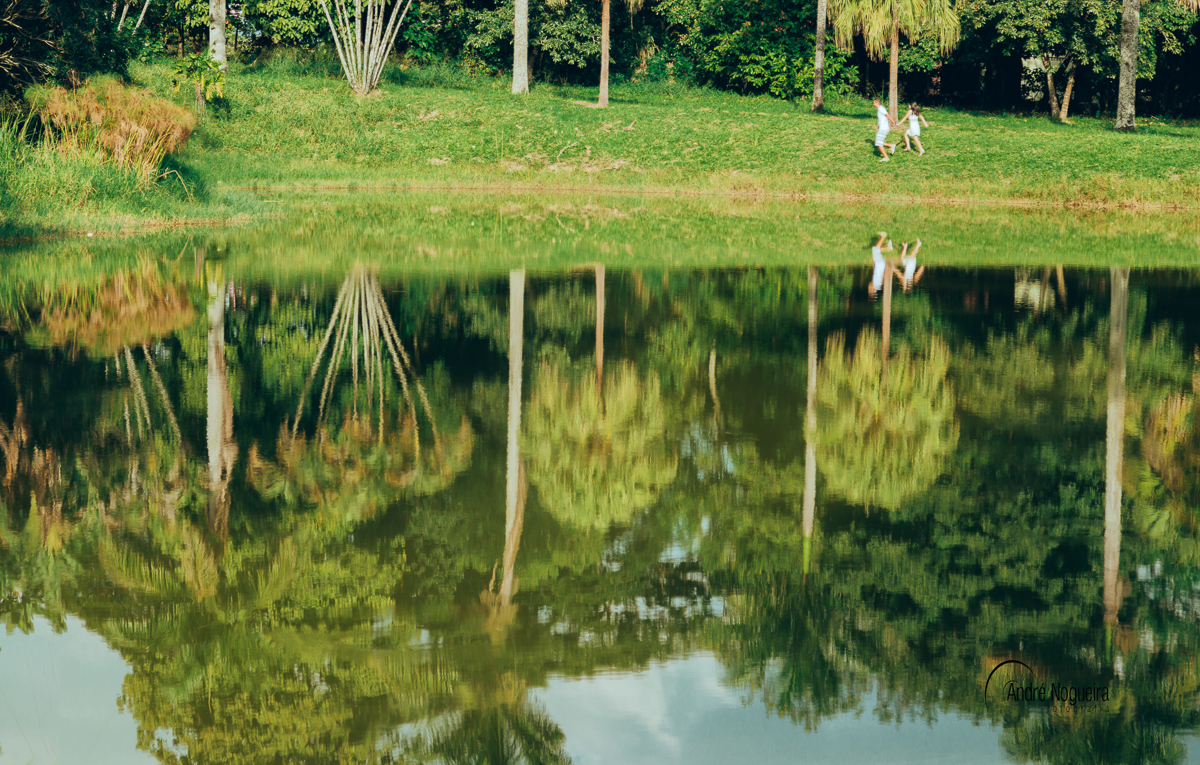 correndo a beira do lago e tendo todo o amor e alegria do momento, refletido pela água da lagoa.