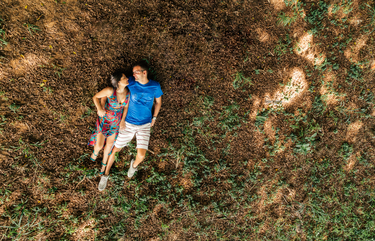 deitados no gramado e se olhando apaixonadamente