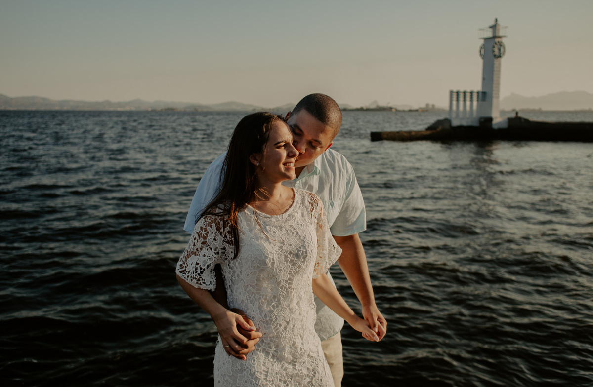 fotografo de família rj realiza esse de casal rj na ilha de paqueta com o farol da Mesbla ao fundo