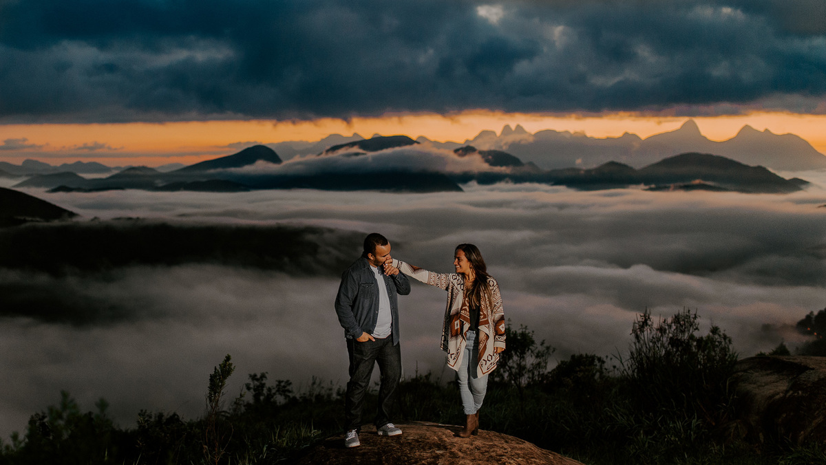 casal beijando a mão da noiva na pedra da tartaruga em teresópolis por andré nogueira fotografia fotografo de casamento rj