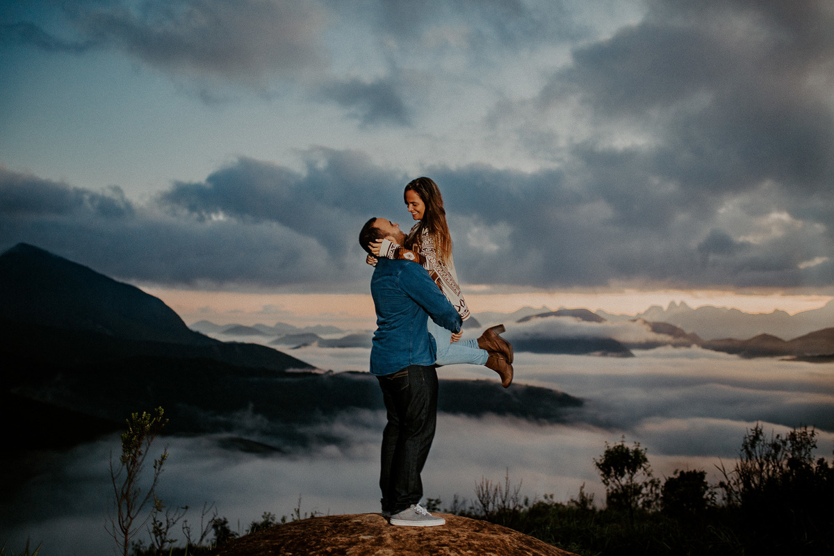 em teresópolis na pedra da tartaruga casal realiza o ensaio pré casamento rj