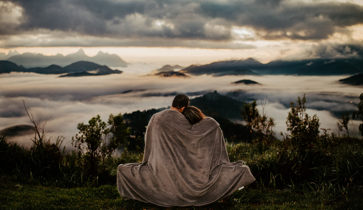 casal rj apaixonado durante o ensaio de casal na pedra da tartaruga em teresópolis fotografia de casamento rj