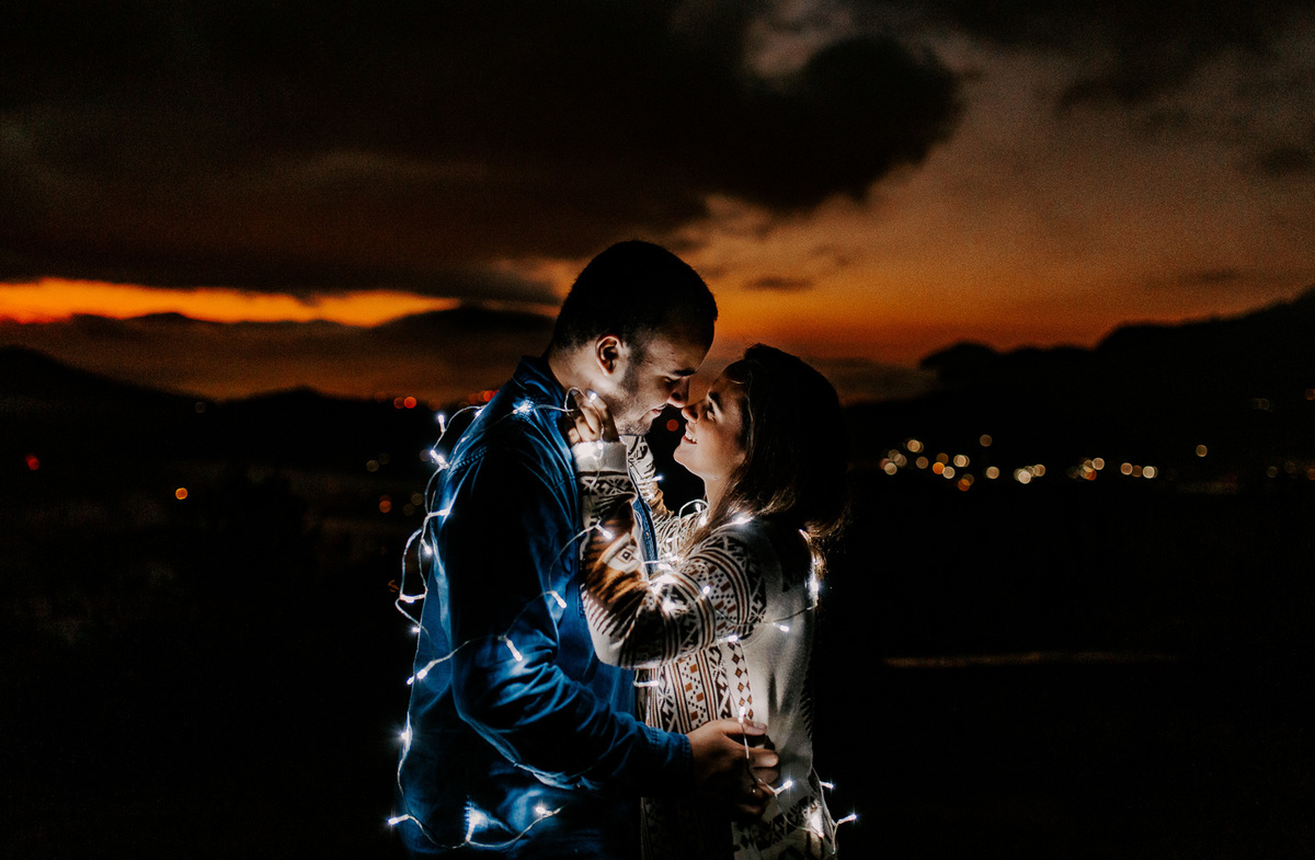 casal se olha apaixonado durante o ensaio pré casamento realizado na pedra da tartaruga teresópolis rj