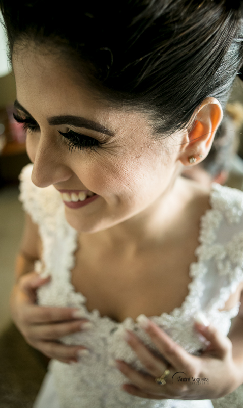 noiva segurando o busto do vestido