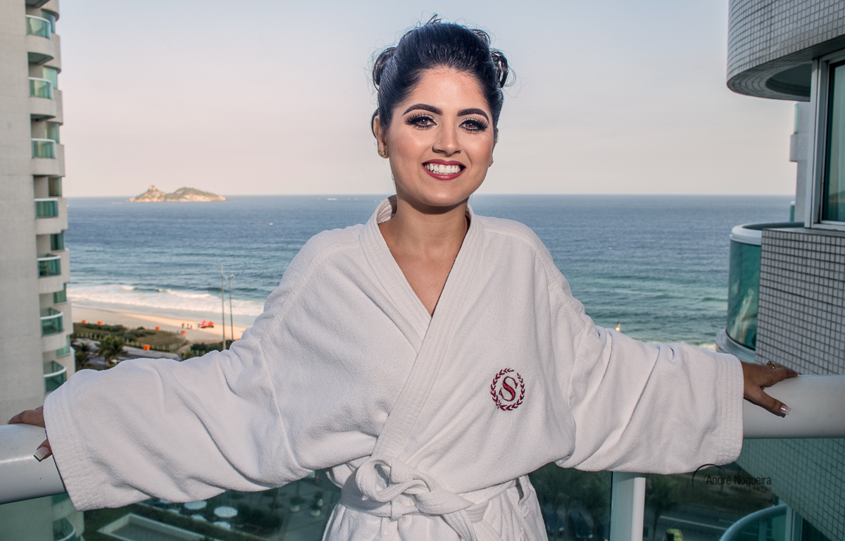 noiva de roupão na sacada do hotel