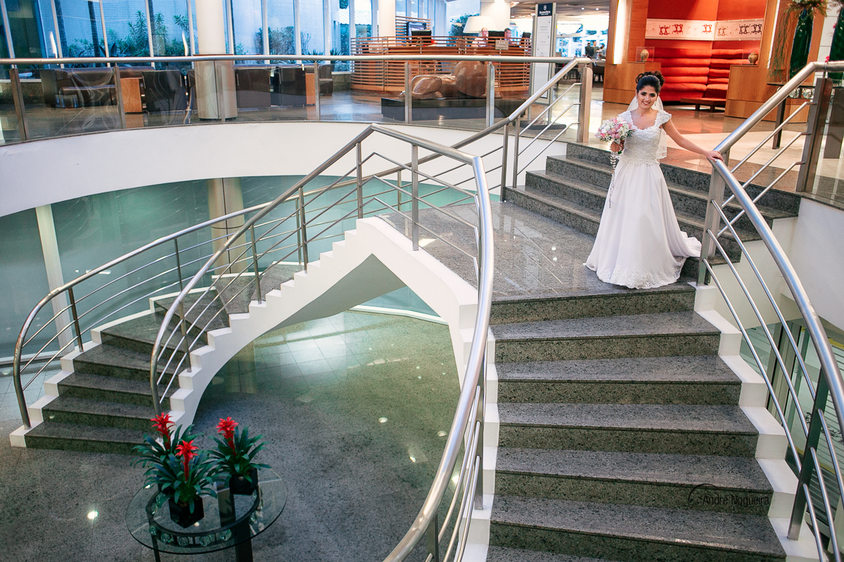 noiva descendo a escada do hotel segurando bouquet