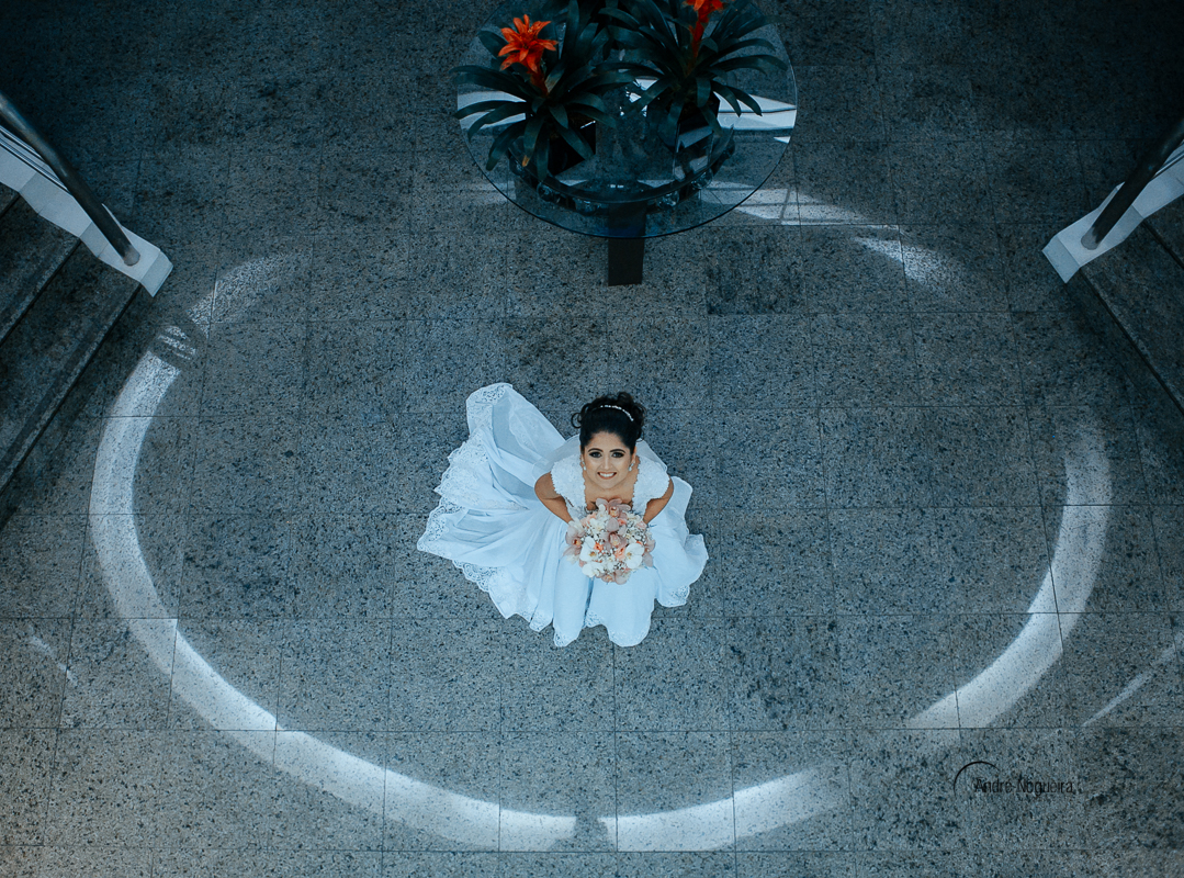 noiva olhando pra cim, no saguão do hotel