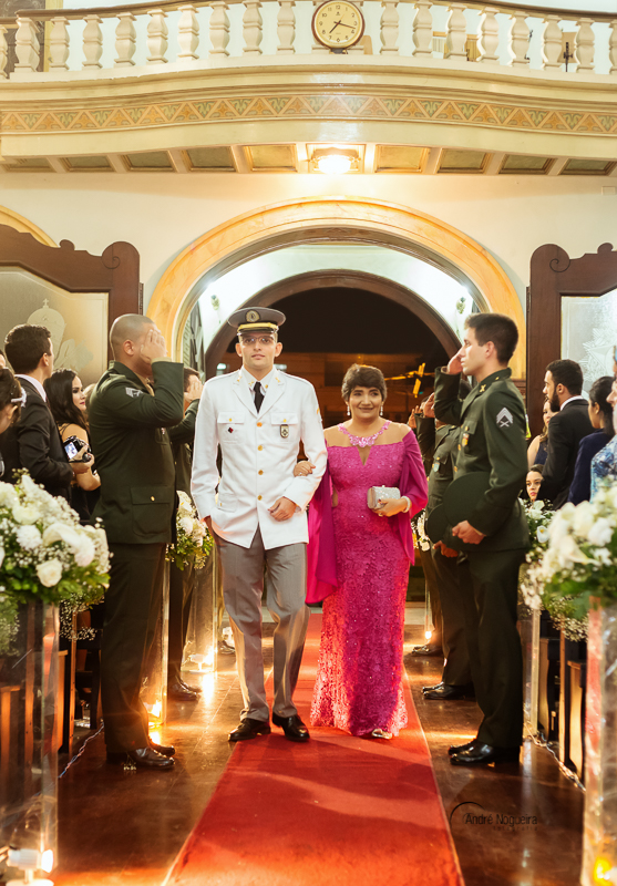 noivo entrando com a sua mãe na igreja