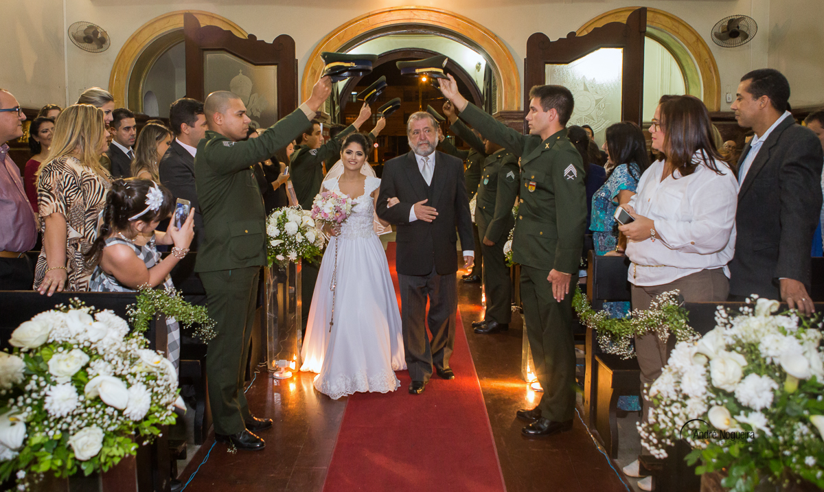 noiva sendo conduzida pelo pai  ao altar