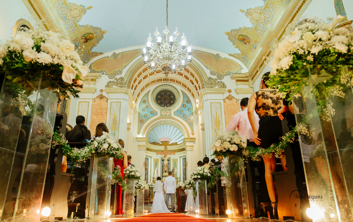 noivo e noiva no altar