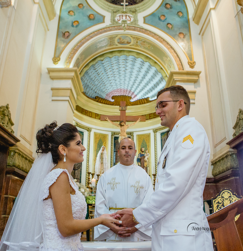 noivo e voiva de mãos dadas no altar