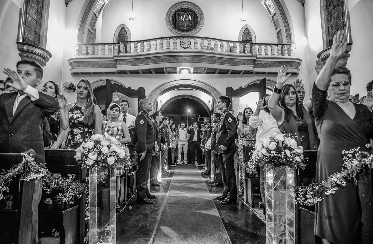 os convidados abençoando os noivos