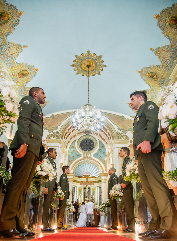 soldados infilheirados no corredor da igreja