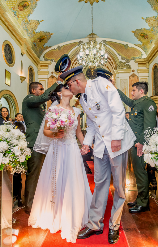 noivos se beijando na porta da igreja