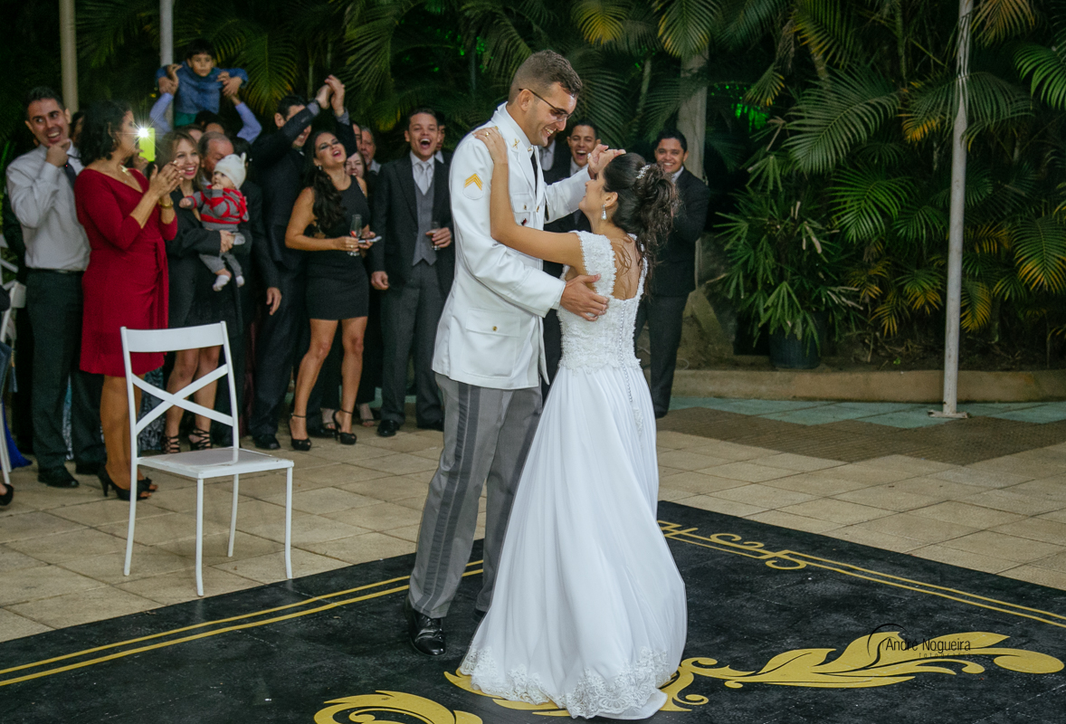 noivos dançando na pista de dança e se olhando apaixonadamente