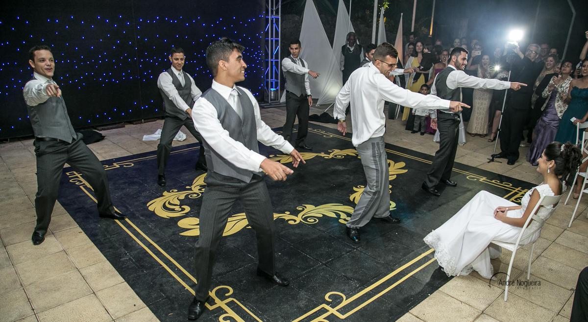 noivo dançando para a noiva com os padrinhos