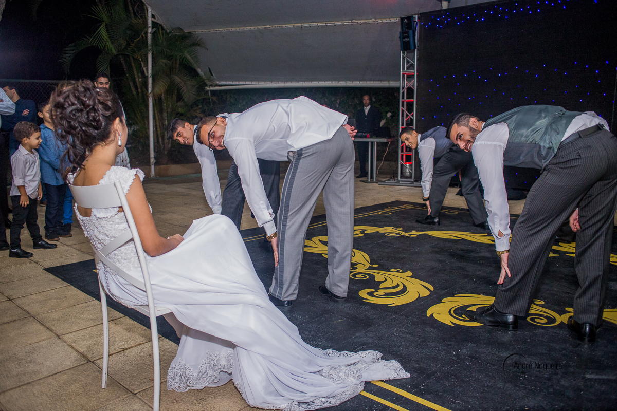 noivo dançando na frente da noiva