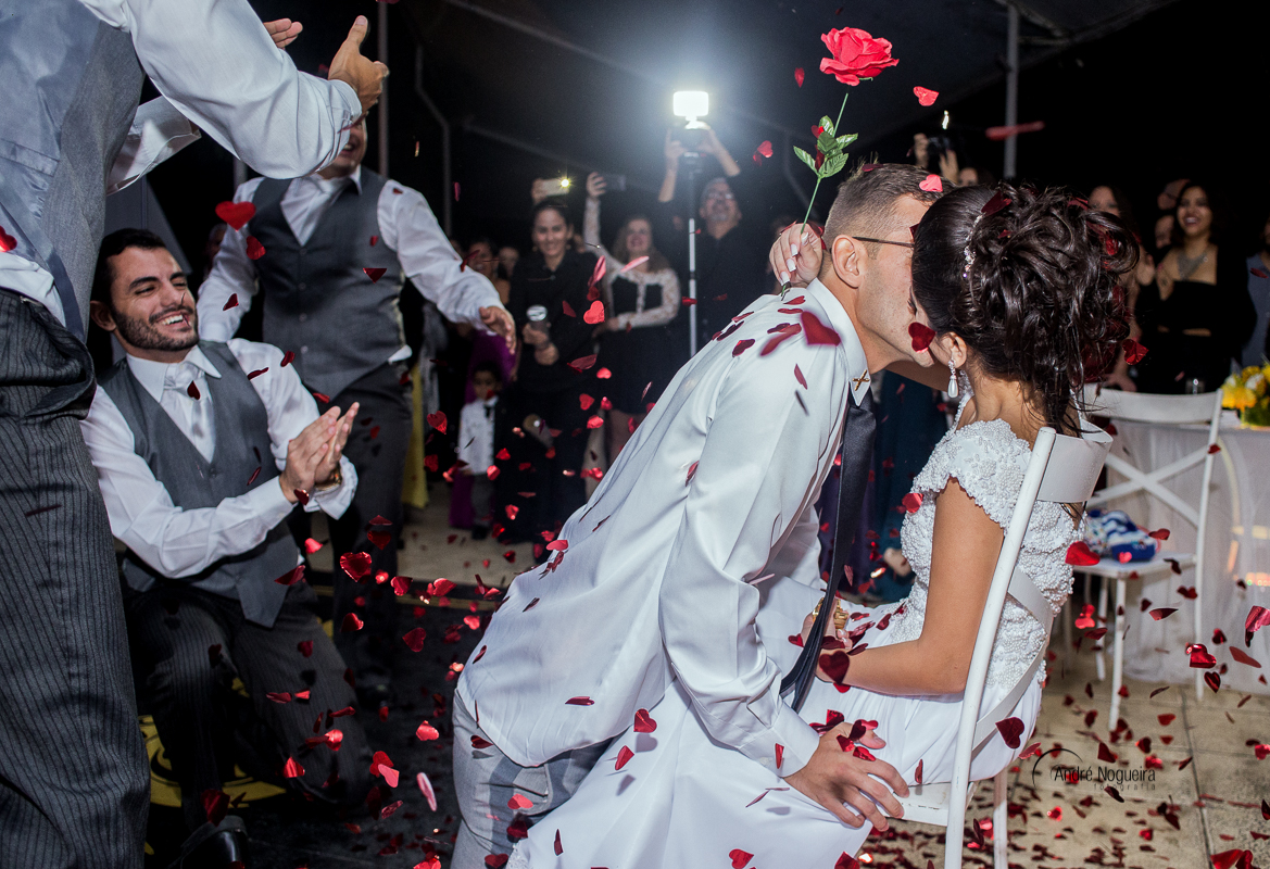 noivo beijando a noiva sentada